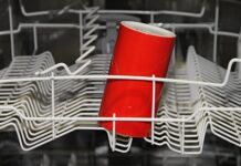 Czy otwierać się zmywarkę po umyciu naczyń?